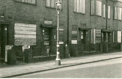 2010-0001-PRE 1.jpg; 2010-0001-PRE/1; Zwart-wit foto van de ontruiming / afbraak in Den Haag West in 1942, vermoedelijk de Sneeuwklokjesstraat.; fotografie